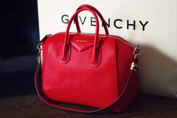 Official_FIMD's tweet photo. <3 love #Givenchy #Antigona http://t.co/V7sfwogP