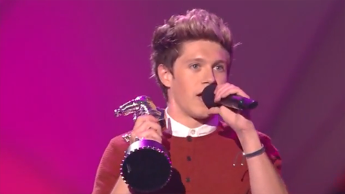 1DArmySpain's tweet image. Niall con el Moon Man :) .-C