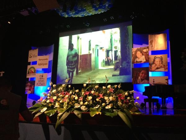lemonadeintl's tweet photo. La limonada on the big screen!! http://t.co/0lFcCV3W