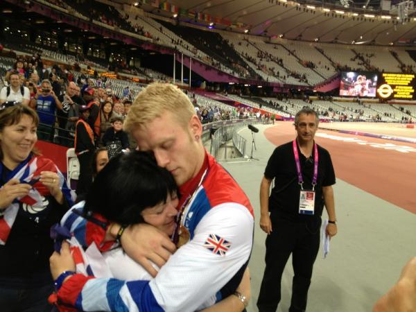 achrisevans's tweet image. RT @BBCRadio2: Here's the photo @achrisevans mentioned of @JonniePeacock and his mum #Paralympics