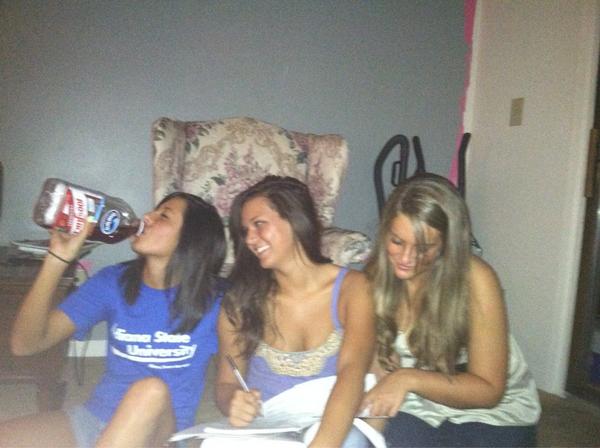 amanda_n_currie's tweet photo. Whatttt❤❤❤❤❤ love these girls more then life .. Back to party?? @velyssastalinna @Mysia_Booher http://t.co/Ofl0DYUv