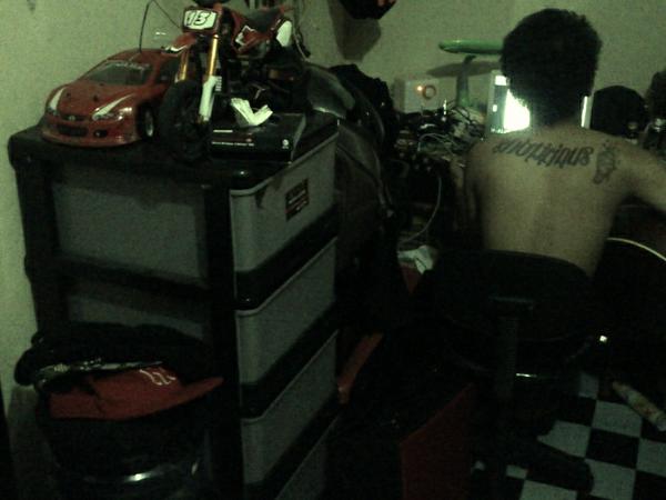shitlicious's tweet image. Cerewet. RT @0xv: Kamar penulis itu harus gini #oksip