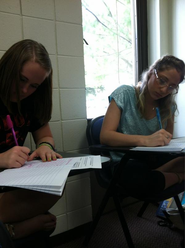 ashlizfraz's tweet image. Barefoot Indian style with @melbusch_ ..... Hahaha #twinning #englishcomp #HOLLA