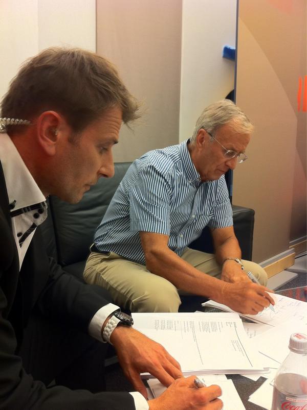 ATV Liveproduktion "WM-Qualifikation Volltreffer live" läuft, mit Moderator Volker Piesczek und Josef Hickersberger