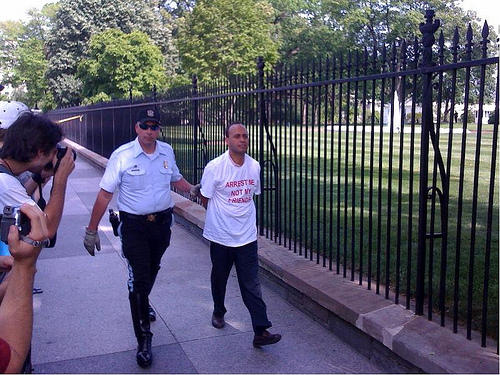 DOMINICANOSENNY's tweet photo. @mzapete Mientras nuestro diputado no es esposado mire a Luis gutierrez miembro de la camara de representantes de USA http://t.co/Y6fsdn9X