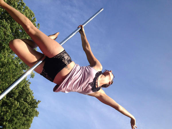 AmyCowles's tweet photo. Pole in the park was awesome - look, I'm flying! :) http://t.co/ra3SiJuh
