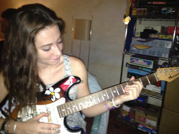 juliet0806's tweet photo. Enseñando a @Maria_Cazacu tocar la guitarra http://t.co/mLtwh6ko