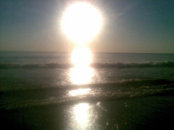 ksandow2's tweet photo. WA have the stairway to th moon , QLD have stairway to the sun http://t.co/GPwpBPOO