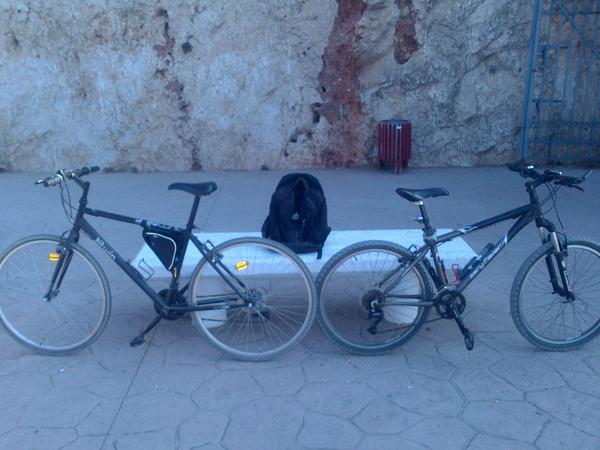CarlosDF87's tweet photo. Los nuevos riders de málaga con @AdoCoroDiez http://t.co/c6T5iOn