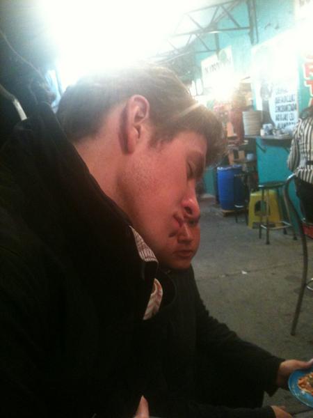 alanzagorta's tweet photo. @alejandrobdlp buen ambiente n los tacos!! http://t.co/fVt7ZxzX