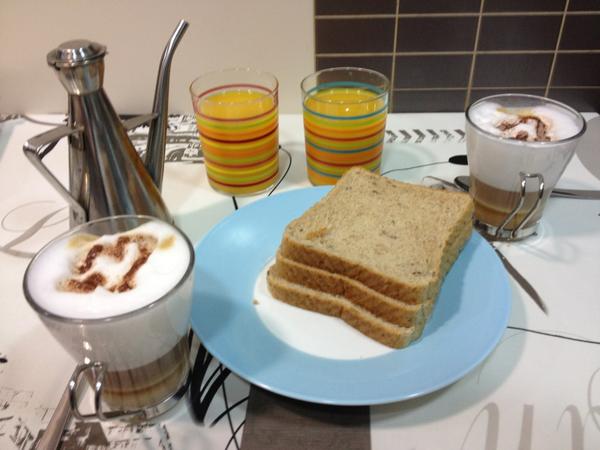 tmorenoca's tweet photo. Me encantan los desayunos tranquilos de los fines de semana, con capuchino incluido!! http://t.co/4lP8f94T
