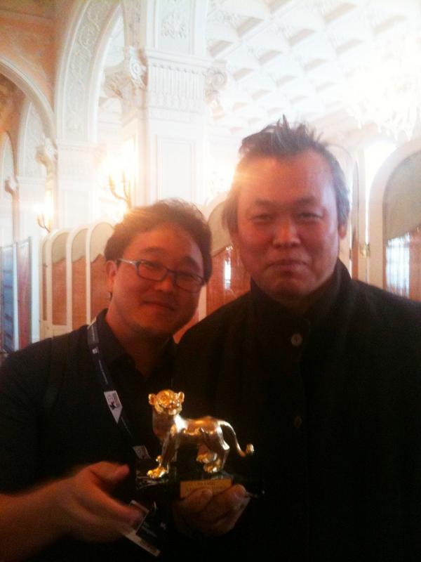 Naviever's tweet image. 어제 받은 젊은 비평가상은 아마 직역하면 어린 황금사자상일거다 트로피가 정말 귀엽다 그리고 어린 평론가들도 정말 인상적이었다