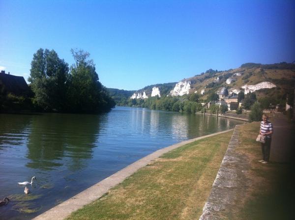 Nickwoodrunner's tweet photo. Over half way and resting by the seine http://t.co/wkd9VtBn