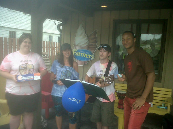 USteAnneShine's tweet photo. Comeau's Farm market. Quelle belle musique!!! http://t.co/i0pL2QYE