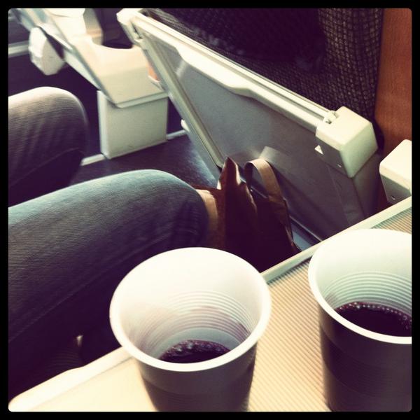 fridaklang's tweet photo. På väg till brorsans 30-års partaj i Sthlm. Tillsammans med en Hemlig Gäst. Hihihi. http://t.co/e2a6w8YU