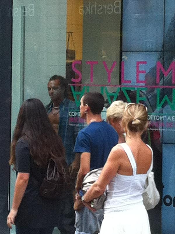 WorldTrendy's tweet photo. Live mannequins @Benetton in @barcelona_cat !! http://t.co/pTGBX92q