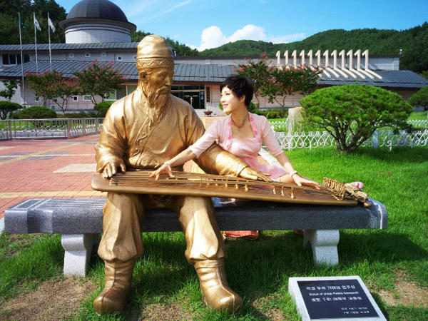 가야금의 고장 경북 고령에 왔어요. 신라 진흥왕 때의 악사이며 가야금의 명인으로 6세기 중엽에 활동했던 우륵과 함께 가야금을...