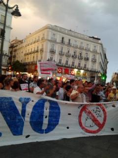 EurovegasNo's tweet photo. Empieza a llover pero el animo no decae #EurovegasNo #EurovegasGoHome http://t.co/CpQuWKwd