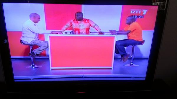 rignese's tweet photo. @ninakramoko @cyriacgbogou  les présentateurs sont trop content la #rti #télé #sénégal #kebetu #cotedivoire http://t.co/YvGasr8m