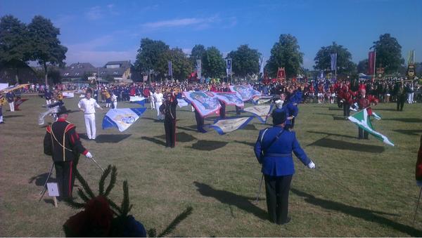 Opening van het concours in Duiven. Vendelhulde  door de vendeliers. #Angeren #stbavoangeren