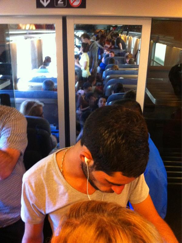 lapinthur's tweet photo. #sncf de merde blinder autant les trains c est inhumain personnes enfants... Entasser au max #scandale http://t.co/hzG6og11