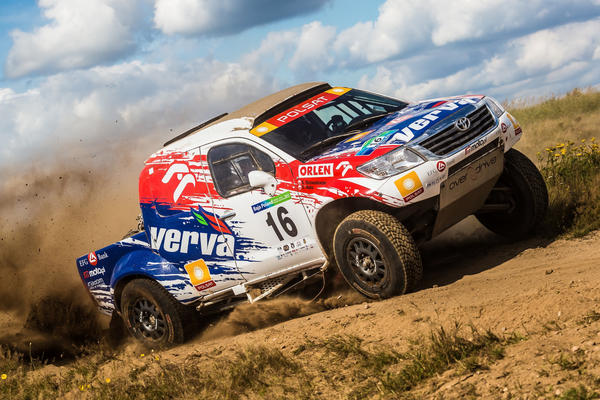 Overdrive Toyota Hiluxes finish 3rd and 4th at the 2012 Polish Baja.facebook.com/notes/overdriv…