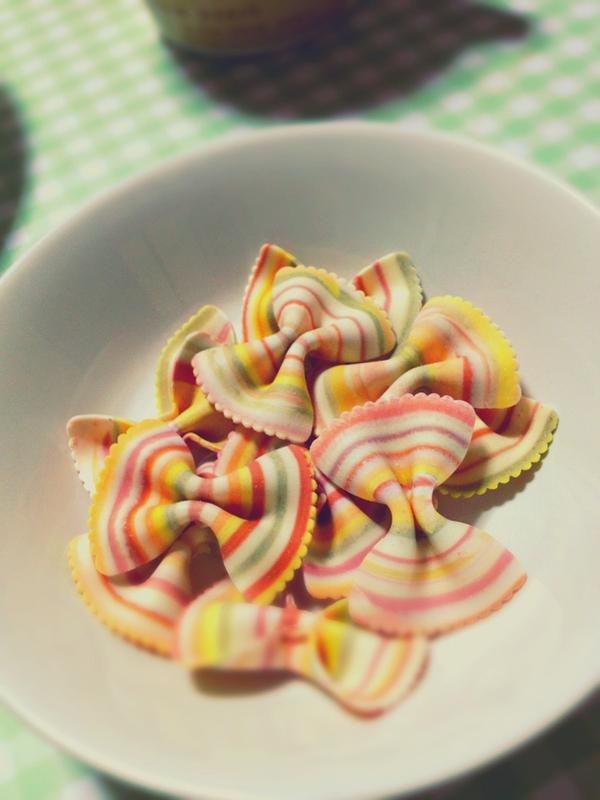 にゃの 茹でる前のリボンマカロニはこんな感じ W こんな可愛い色を人工色じゃなくて ほうれん草とかパプリカとかの自然素材で出してるなんて素敵 ﾟﾟ Http T Co R26im5a1