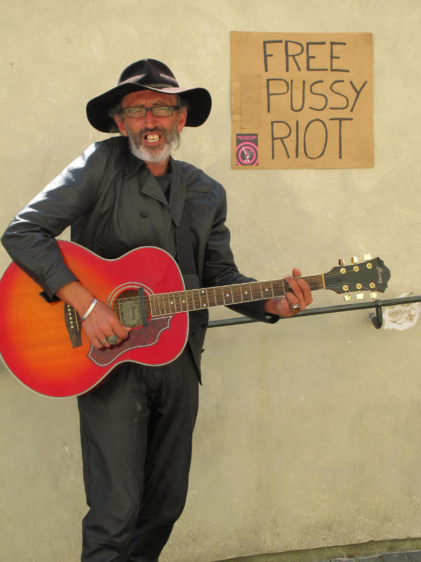 Centime's tweet photo. Music and Politics, shouldn't mix...saw this busker in Prague last  month, they need our support. Re-Tweet!!! http://t.co/9rNyKa5g