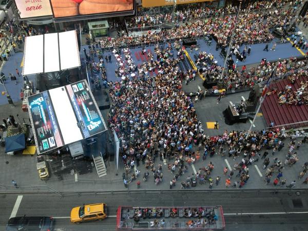 gregrae's tweet photo. Broadway on broadway: the crowd assembles...  Looking forward to the @BareNYC performance. http://t.co/MRqHlUSv