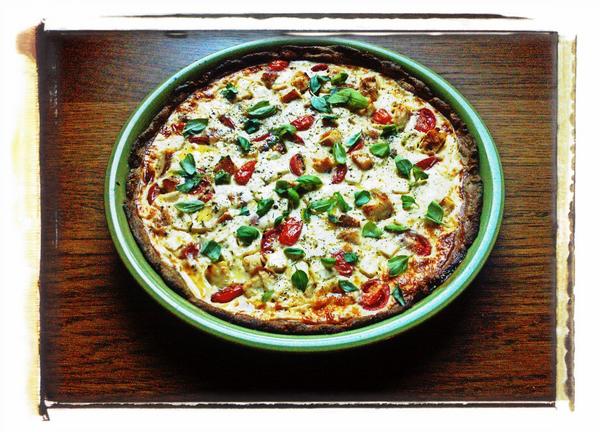 Iltapalaa: kana-feta-tomaattipiiras. Juomaksi Pfaffenheim Pinot Gris. Nam!