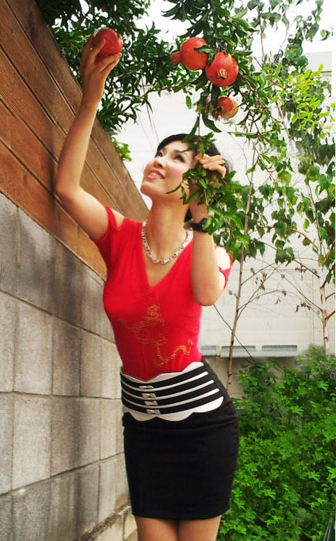 석류가 빠알갛게 물들었어요.
가을이 붉은 물감으로 붓질을 해요.
공허한 마음 호수에 열정하나 툭!
첨벙~~아이 아파...
슬픈 마음에 붉은 멍이 더 들어요.
시리게 눈부신 생명이 가슴 아려요.