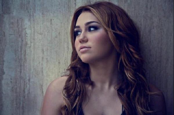 CeleVideos's tweet photo. +50 awards, +100 nominations, 12 Platinum records, only 20. Ladies &amp; Gentlemen, Miley Ray Cyrus ! ''@mileycyrus'' <3 http://t.co/h46m0f7p