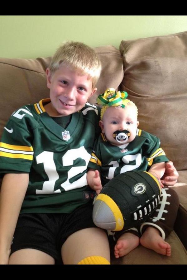 AGEsoftball02's tweet photo. @js_packers these kids are ready for the packer season! #packers #green bay http://t.co/58n1va6v