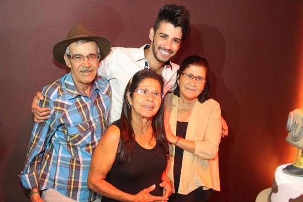 LucideLima's tweet image. Família linda pai,mãe,tia, irmão