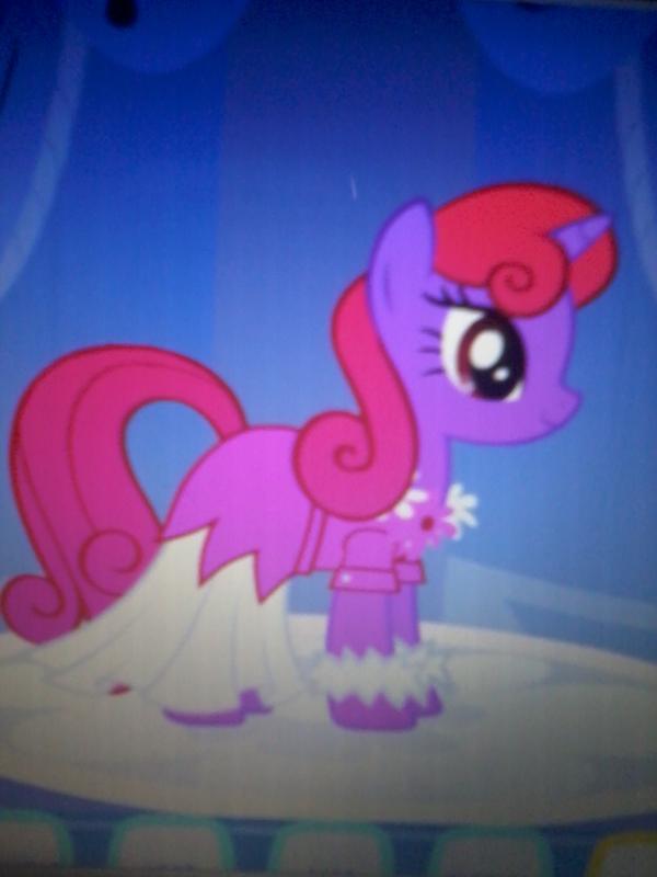 mlp_RubyHeart's tweet image. *trots to the wedding in her fabulous dress* o/ I'm heerre o/.