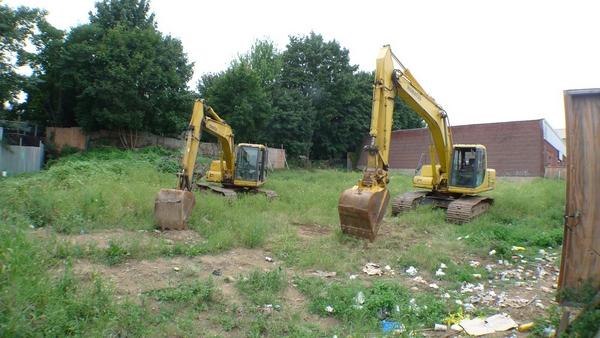Elikarp's tweet photo. Both tractors are ready on Sterling http://t.co/IpZr7ssn