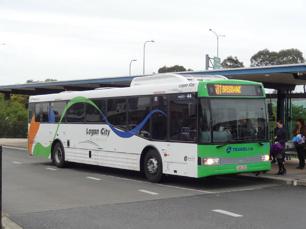 SEQPubTPhotos's tweet image. Seen at Springwood station is Logan City Bus Service 44 - a Bustech VST Volvo B12 #bustech #vst #springwood #logan #bus