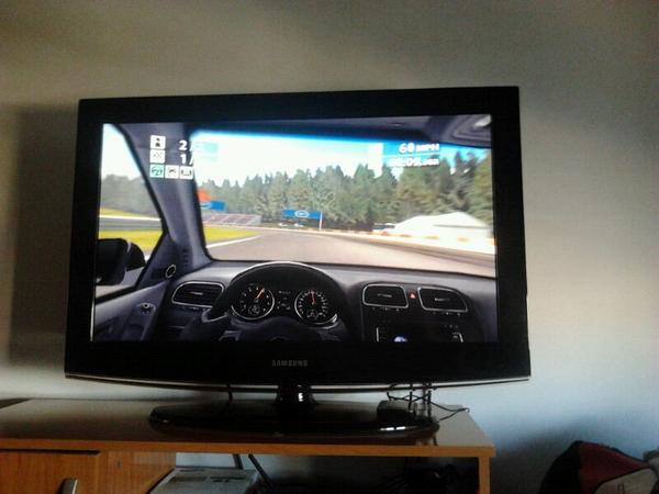 Diegotie's tweet photo. @SamsungArg + #galaxyS3 + #RealRacing2 en un Samsung de 32" La rompe! http://t.co/OUaU7faO