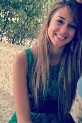 swifttselena's tweet image. non mi ricordo se ho già pubblicato questa foto jdnfdfdsf :o ma questa sono io #nothingtodo #feelstupid #greendress