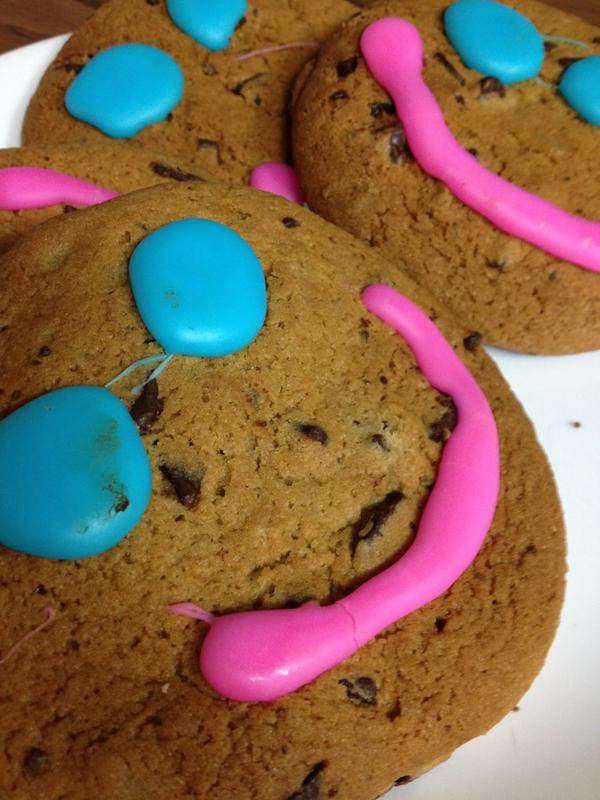 Meggsyy's tweet image. The fruits and veggies I brought to share with my cws have nothing on @cest_alex's smile cookies. #oneupper