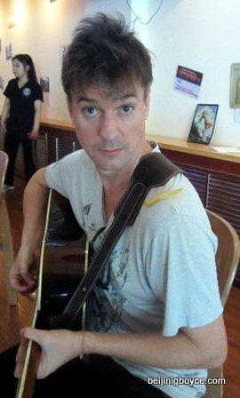 beijingboyce's tweet image. Ian Burns had a chip on his shoulder during Beers for Books yesterday...  #beersforbooks #libraryproject