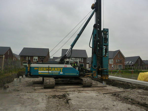 "<a href="/DijkstraDraisma/">Bouwgroep Dijkstra Draisma</a>: 1e paal particuliere rietgedekte woning 't Houckemaland! -> met "heipalen van de <a href="/IJB_Groep/">IJB Groep</a>  "
