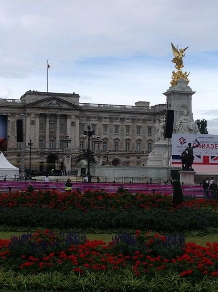 martynziegler's tweet photo. In position in front of Buck House for the Olympic/Paras parade.. Only 3.5hrs to wait... http://t.co/KiPJAA2W