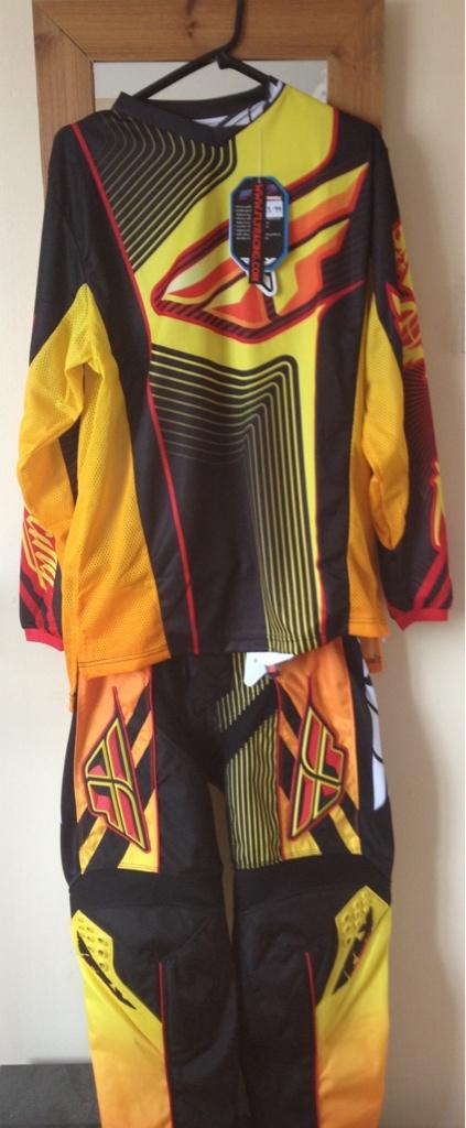 thompson_racing's tweet photo. 2013 @FLYRacingBMX kit now in stock email your orders through while stocks last! Look fresh in the gate! #BMXracing http://t.co/bJN9X4lr