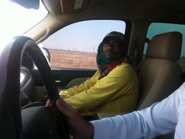 ibr955's tweet photo. لقيته دايخ بالشمس رايح لشركة يبي راتبه.اخر راتب استلمة قبل رمضان ٤٠٠ريال.يمشي ٢٠كيلو عشان يطالب براتب ناس ماتخاف الله http://t.co/mQgbWF1z