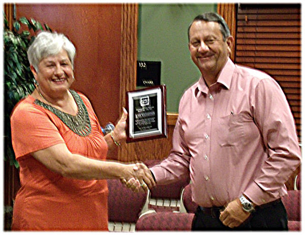 WilliamstownKY's tweet photo. The City recently presented Judy Wigginton an award for her efforts in constructing this year's US 25 Yard Sale. http://t.co/niNHCwKK