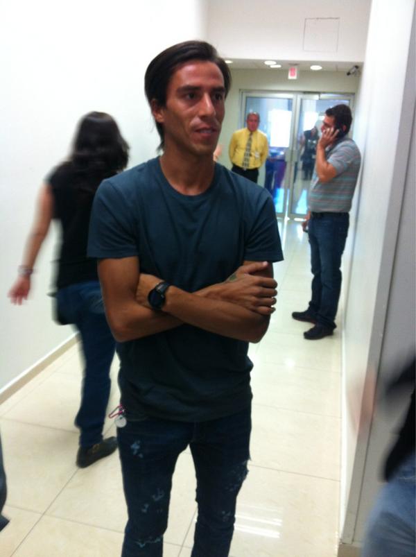 ReneFdz's tweet photo. Ya llego Lobos para estar en @jueguelaTV, arranca en 15 minutos http://t.co/0sPgGG1v