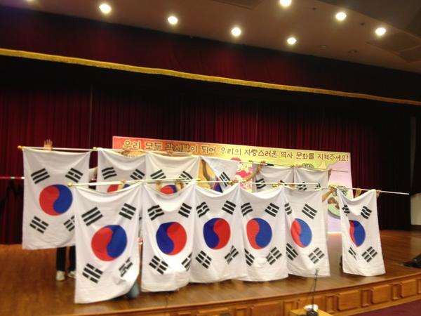 RT <a href="/YOUNGHWANJO/">아바타인간</a>: 오전 열시 부터 국회에서 우리 역사와 문화를 지키기 위한 강연회와 퍼포먼스가 시작됩니다