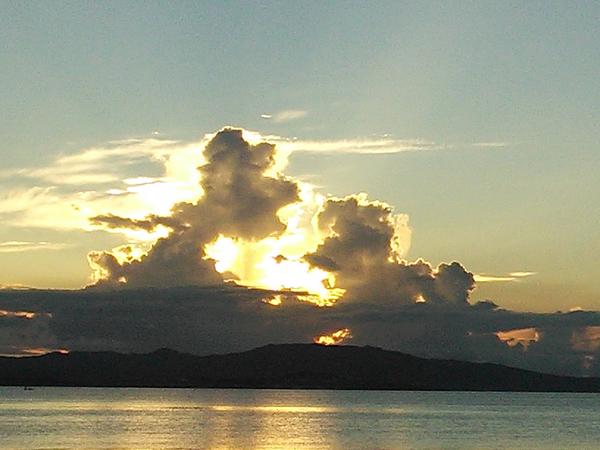 NAGEPPP's tweet photo. 竹富島からみた夕焼け空、うつぐみの島々、本当に美しい(^o^) http://t.co/6r15xw8t
