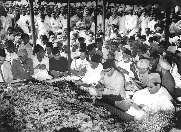 MeFixer's tweet photo. Historic Pictures From #Jinnah's Funeral #1 1948. #RIPQuaid #LongLivePakistan http://t.co/0K01cChf